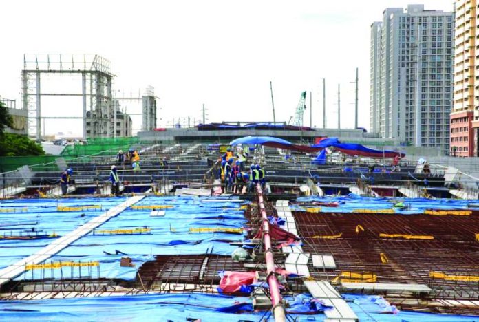 Workers Workers lay out steel bars in constructing the eight-kilometer four-lane elevated highway along Buendia avenue in Makati City, metro Manila, Philippines. REUTERS