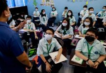 Aklan suspends classes amid ‘coronavirus scare’ Students wear face masks at a Chinese school in Quezon City, Metro Manila on Jan. 28. Due to fear over a new coronavirus strain, classes in public and private schools in Kalibo, Aklan were suspended “to safeguard the health and safety of students, employees and teachers.” REUTERS/ELOISA LOPEZ