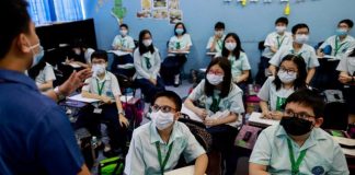 Students wear face masks at a Chinese school in Quezon City, Metro Manila on Jan. 28. Due to fear over a new coronavirus strain, classes in public and private schools in Kalibo, Aklan were suspended “to safeguard the health and safety of students, employees and teachers.” REUTERS/ELOISA LOPEZ