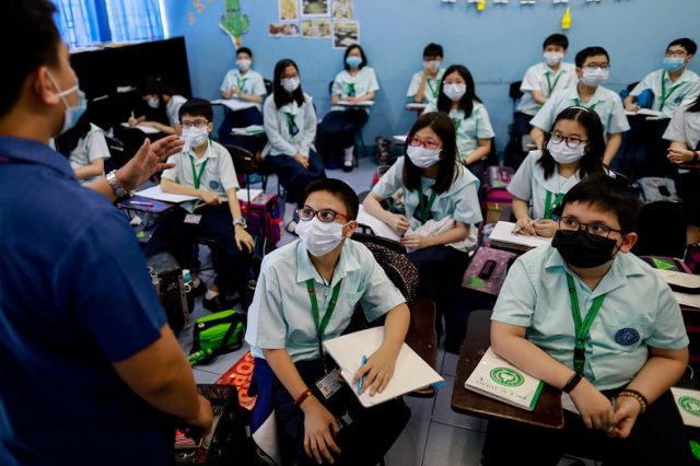 Students wear face masks at a Chinese school in Quezon City, Metro Manila on Jan. 28. Due to fear over a new coronavirus strain, classes in public and private schools in Kalibo, Aklan were suspended “to safeguard the health and safety of students, employees and teachers.” REUTERS/ELOISA LOPEZ