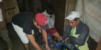 Antidrug officers inspect the items seized from Angelica Unggod during an entrapment operation in Barangay Vista Alegre, Bacolod City on Jan 5. POLICE STATION 7/BCPO