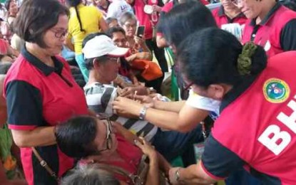 Senior citizens get free pneumonia and flu shots administered by barangay health workers during the “Bakunado si Lolo at Lola, Iwas Pulmonya” in Bacolod City on Jan. 24. Around 1,000 senior citizens and persons with disabilities were immunized during the activity. ERWIN NICAVERA