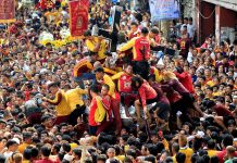Devotees jostle one another as they try to touch the Black Nazarene replica during an annual procession in Quiapo city, Metro Manila, Philippines January 7, 2018. REUTERS