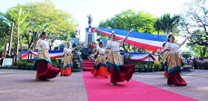 Dr. Jose Rizal at Plaza Libertad, Iloilo City A dance troupe performs in front of the statue of nation hero Dr. Jose Rizal at Plaza Libertad, Iloilo City during the Dec. 30, 2019 commemoration of the hero’s martyrdom 123 years ago. IAN PAUL CORDERO/PN