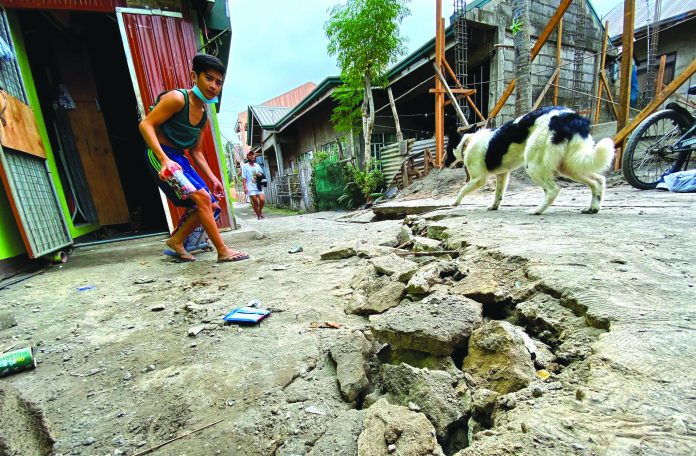 Fissures, road cracks near Taal New fissures or cracks on the ground are spotted in several towns of Batangas amid the Taal Volcano's possible hazardous explosive eruption, according to the Philippine Institute of Volcanology and Seismology. RAFFY TIMA/GMA NEWS