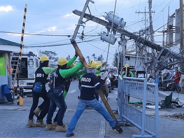 Gov’t urged to ‘exert more help’ in Aklan power outage Linemen from various electric cooperatives fix a pole damaged during the onslaught of typhoon “Ursula.” According to a report, over 850 electric posts were toppled by the typhoon in the franchise area of the Aklan Electric Cooperative. AKELCO
