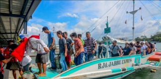 People from Guimaras disembark from a motorboat at the Iloilo Ferry Terminal-Parola in Iloilo City. A proposed bridge connecting Panay (Iloilo City) and Guimaras, if realized, would be another travel option when crossing the Iloilo Strait to go to any point in the nearby island province from Iloilo City. It could curb if not totally eliminate fatal sea mishaps. IAN PAUL CORDERO/PN