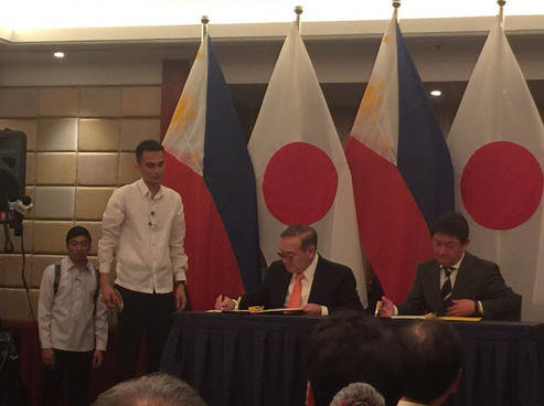 PH foreign secretary Teodoro Locsin, Jr. and Japanese foreign minister Motegi Toshimitsu sign diplomatic notes on the Metro Manila Priority Bridges Seismic Improvement Project involving the Lambingan and Guadalupe bridges. Mike Navallo