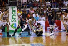 Barangay Ginebra San Miguel Kings’ Justin Brownlee fights Meralco Bolts’ Allein Maliksi for the loose ball. PBA PHOTO