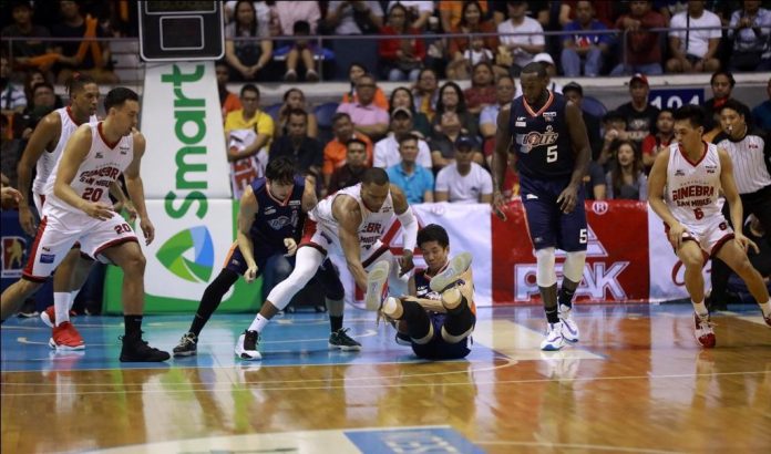 Barangay Ginebra San Miguel Kings’ Justin Brownlee fights Meralco Bolts’ Allein Maliksi for the loose ball. PBA PHOTO