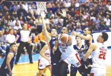Barangay Ginebra San Miguel Kings’ Justin Brownlee attempts an inside basket amid the platoon defense from the Meralco Bolts. PBA PHOTO