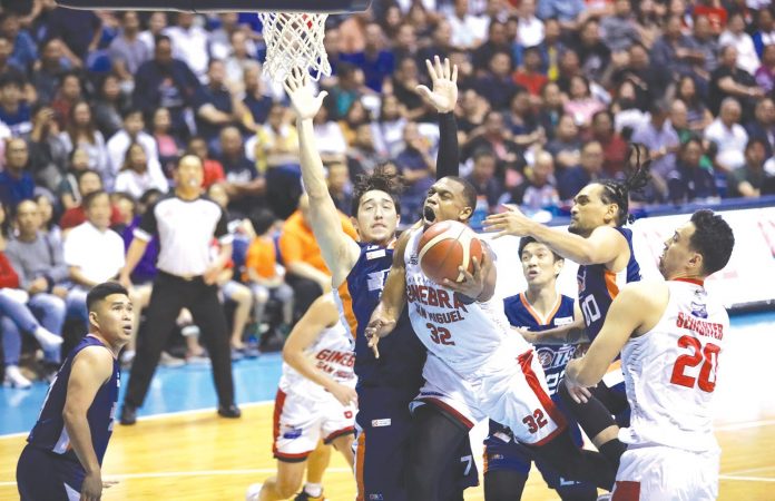 Justin Brownlee Barangay Ginebra San Miguel Kings’ Justin Brownlee attempts an inside basket amid the platoon defense from the Meralco Bolts. PBA PHOTO