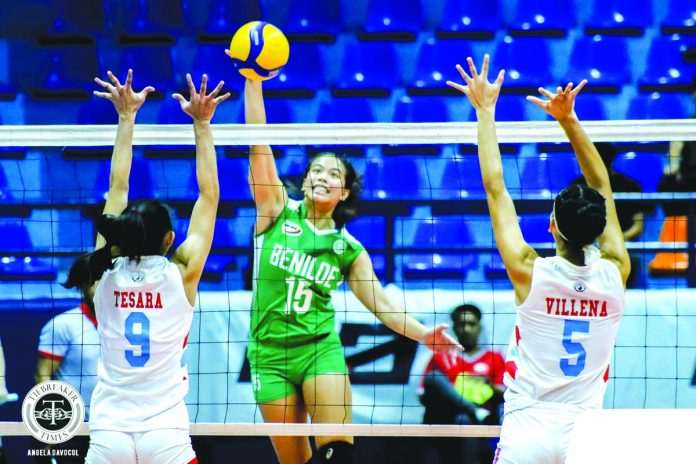 Klarissa Abriam College of St. Benilde Lady Blazers’ Klarissa Abriam founds a hole on the defense of the Emilio Aguinaldo College Lady Generals. TIEBREAKER TIMES PHOTO