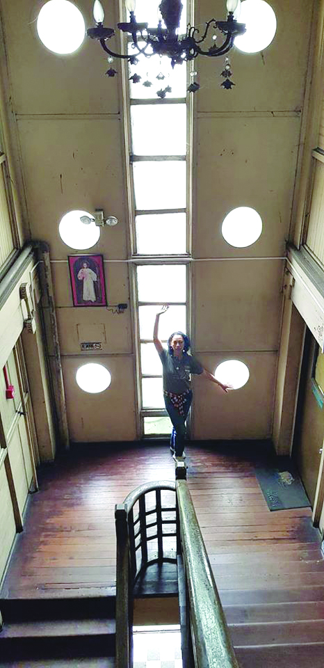 Don’t mind me, but do take note of the original chandelier and the Art Deco portholes