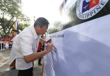 Mayor Jerry Treñas spearheads the signing of a “pledge of commitment” in support to Resolution No. 2019-654 of the Sangguniang Panlungsod encourage the public to observe “Clean as You Go” – the practice of keeping one’s area clean and tidy at all times.