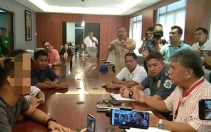 Mayor Salvador Escalante Jr. Mayor Salvador Escalante Jr. of Cadiz City, Negros Occidental (right) and city police chief Lieutenant Colonel Robert Mansueto (2nd from right) face the two individuals involved in the “scandalous acts” during the just-concluded Dinagsa Festival, at the mayor’s office on Jan. 27. CADIZ CITY POLICE STATION