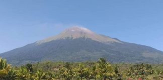 A photo of Mt. Kanlaon was taken in La Castellana, Negros Occidental last year. Photo courtesy of ERWIN P. NICAVERA