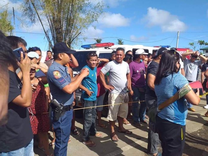 Onel Arandez Crowds flock the area where Barangay Punta Tabuc councilman Onel Arandez was shot to death. GLENN BEUP/PN