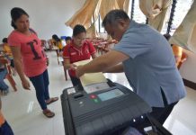 Comelec conducts simulation voting for PWDs An election officer helps a person with disability feed her ballot into the vote-counting machine during a simulation voting at Central Philippine University in Iloilo City on Jan. 21, 2019. The simulation is a project of the Commission on Elections to further fine-tune the voting processes for persons with disability. IAN PAUL CORDERO/PN