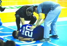 Meralco Bolts’ Raymond Almazan holds on to his knee while being approached by Barangay Ginebra San Miguel Kings’ team manager Olsen Racela and assistant coach Alfrancis Chua. TIEBREAKER TIMES