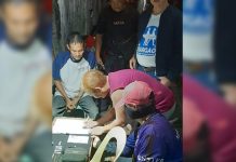 Antidrug officers inspect the items seized from drug suspect Reynaldo Cientos during an entrapment operation in Barangay 29, Bacolod City on Jan. 5. POLICE STATION 1/BCPO