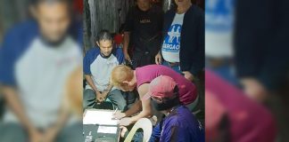 Antidrug officers inspect the items seized from drug suspect Reynaldo Cientos during an entrapment operation in Barangay 29, Bacolod City on Jan. 5. POLICE STATION 1/BCPO