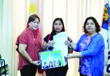 ‘Ursula’ victim thankful for Iloilo gov’t aid Andria de Asis (center), whose husband and three children perished during the onslaught of Typhoon Ursula on Christmas Day, receives financial assistance from Iloilo’s Provincial Social Welfare and Development Office head Dr. Neneth Pador (left) and provincial administrator, lawyer Suzette Mamon, on Jan. 17, 2020. PNA