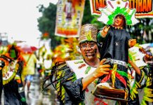 A performer holds an image of the Santo Niño. The Ati-Atihan Festival is among the religious celebrations in the Philippines which centers on the devotion to Child Jesus. IAN PAUL CORDERO/PN