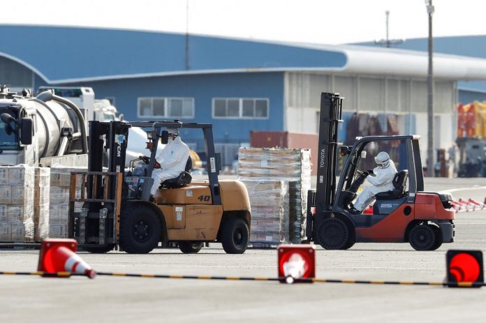 China virus death toll jumps past 500 Workers wearing protective gear prepare to load supplies on to the cruise ship Diamond Princess, where 10 people on the ship had tested positive for coronavirus, after it arrived at Daikoku Pier Cruise Terminal in Yokohama, south of Tokyo, Japan on Feb. 6. REUTERS/KIM KYUNG-HOON