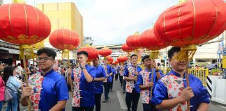 Iloilo’s prominent Chinoy community rings in the lunar New Year with a grand parade from Bonifacio Drive up to the Filipino-Chinese Arch the Filipino Chinese Friendship Arch on Plazoleta Gay, Iloilo City.