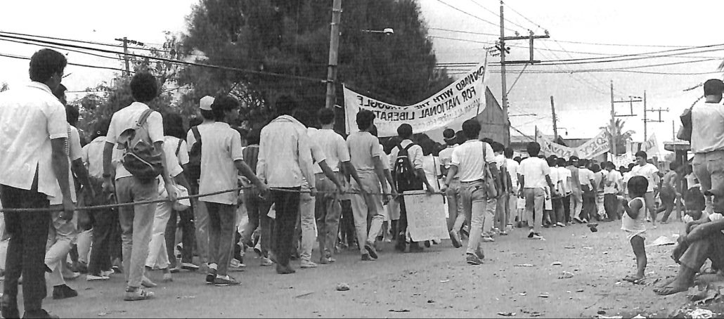 Citizens continue to march to EDSA as individuals or as organized groups with their own safety rope, provisions and banners. Photo by Nestor Barido, People Power: The Philippine Revolution of 1986