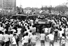People link arms whenever there are enemy forces out to break up their assemblies. Photo by Romeo Mariano