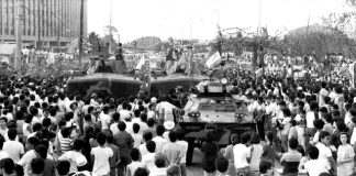 People link arms whenever there are enemy forces out to break up their assemblies. Photo by Romeo Mariano