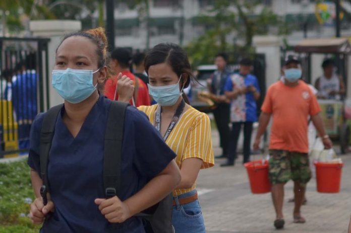 Face Mask Who should wear facemasks? Those exhibiting flu symptoms, children and the elderly, those with preexisting medical conditions, and health workers, says Dr. Glenn Alonsabe, epidemiologist of the Department of Health. IAN PAUL CORDERO/PN