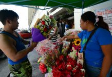 Flower vendors at the Iloilo Central Market hope to cash in on the celebration of Valentine’s Day. Mayor Jerry Treñas has allowed them to return to the sidewalks of the market just for today, Feb. 14, 2020. IAN PAUL CORDERO/PN