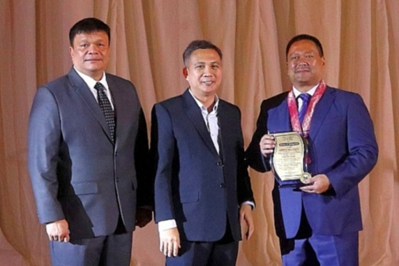 JV Ejercito “Mr. Healthcare” former senator JV Ejercito (3rd from left) receives a plaque of appreciation from Passi City’s Mayor Stephen Palmares (center) and Vice Mayor Jesry Palmares. Ejercito was in Passi City last night as guest of honor during the coronation of the fiesta queen and king of Passi City.