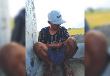 Roxas man yields 16 sachets of ‘shabu’ Drug suspect Jeric Clarito sits handcuffed after he was arrested in an entrapment operation in Barangay Domolog, Roxas City, Capiz on Feb. 18. GLENN BEUP/PN