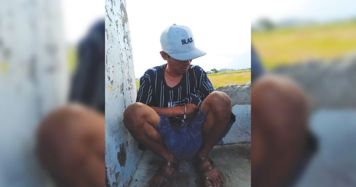 Drug suspect Jeric Clarito Drug suspect Jeric Clarito sits handcuffed after he was arrested in an entrapment operation in Barangay Domolog, Roxas City, Capiz on Feb. 18. GLENN BEUP/PN