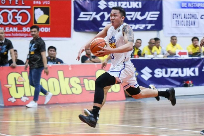 Juneric Baloria lead Makati-Super Crunch’s offensive attack on Bulacan Kuyas in Game 1 of the 2019-20 Chooks-to-Go/MPBL Lakan North quarterfinals. MPBL PHOTO