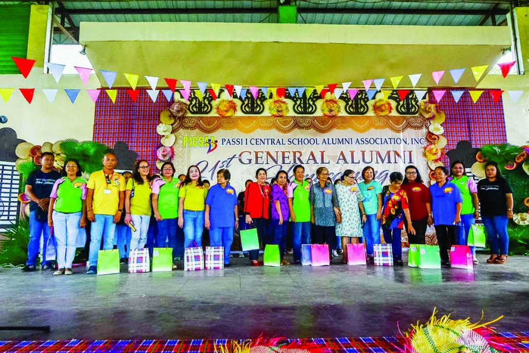 Recognition and giving of gifts to teachers of Class 1995