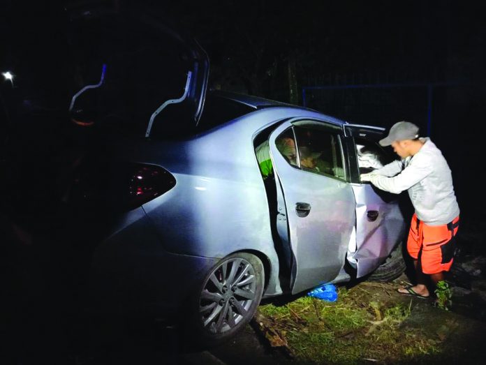 Manapla crash kills 4, injures 2 A rescuer tries to assist the victims of the road accident in Barangay Tortosa, Manapla, Negros Occidental on Feb. 21. MANAPLA MUNICIPAL POLICE STATION