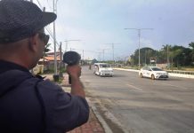 TOO MANY VIOLATORS: Traffic fines projected at over half a million pesos SPEED CHECK. A traffic enforcer checks the speed of these vehicles on Sen. Benigno Aquino Jr. Avenue, a traffic discipline zone in Mandurriao, Iloilo City. Drivers’ lack of discipline contributes to traffic congestion and causes vehicular accidents. PN PHOTO