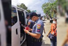 Police officers flag down this vehicle at a border control checkpoint in Malay, Aklan. The local government unit put up checkpoints in strategic parts of the town to lessen the risk of spreading the coronavirus disease 2019 (COVID-19). MALAY PNP