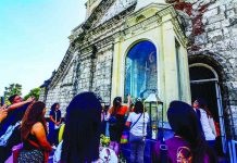 FAITH AND FERVOR Candelaria devotees told: Pray to ‘ward off’ coronavirus Devotees pray fervently in front of the baldachin where one can fully gaze the stone image of Nuesta Señora de la Candelaria (Our Lady of Candles) perched on the balcony of the Jaro Metropolitan Cathedral in Iloilo City’s Jaro district. Today, thousands of devotees are expected to come to the church and visit the image widely believed to be miraculous. IAN PAUL CORDERO/PN