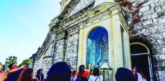 Devotees pray fervently in front of the baldachin where one can fully gaze the stone image of Nuesta Señora de la Candelaria (Our Lady of Candles) perched on the balcony of the Jaro Metropolitan Cathedral in Iloilo City’s Jaro district. Today, thousands of devotees are expected to come to the church and visit the image widely believed to be miraculous. IAN PAUL CORDERO/PN