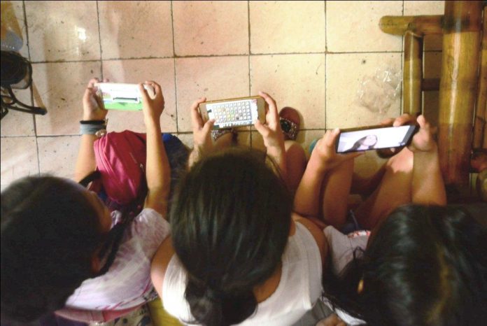 mobile phones children NO TIME TO READ. Do children nowadays spend more time tinkering with their mobile phones than reading books? A Sangguniang Panlalawigan member of Iloilo says multiple studies show children exposed early to modern electronic gadgets such as phones have poor reading comprehension ability. In Iloilo province, an estimated 42,000 learners from kindergarten to high school are “frustration level” readers – they can recognize some words but they lack comprehension. IAN PAUL CORDERO/PN