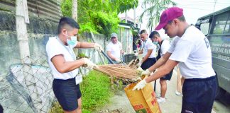 Volunteers from the Bureau of Jail Management and Penology join the province-wide cleanup drive dubbed “Limpyo Iloilo” on Friday. The activity promotes culture and character of cleanliness, and spirit of volunteerism among Ilonggos, says Gov. Arthur “Toto” Defensor Jr. IAN PAUL CORDERO/PN