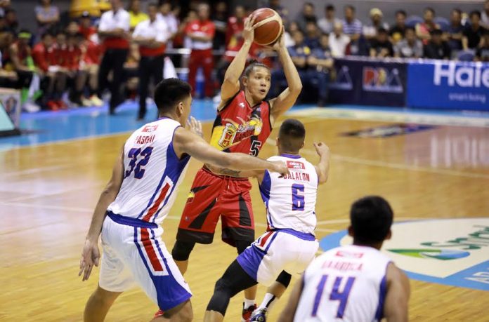 San Miguel Beermen’s Alex Cabagnot looks to pass the ball after being bothered by the defense of Magnolia Hotshots during their 2020 PBA Philippine Cup game on Sunday night at the Smart Araneta Coliseum. PBA PHOTO