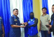 Capiz Provincial Police Office (CPPO) director Colonel Julio Gustilo (2nd from the left) presents before the media alias “Art” (center), a former rebel who returned to the folds of the law on March 6. CPPO will facilitate Art’s enrolment in the Enhanced Comprehensive Local Integration Program so that he can start a new and better life. PIA
