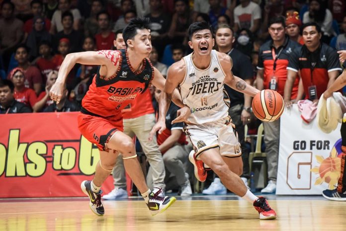 Eman Calo played a huge role in Davao Occidental-Cocolife Tigers’ 81-76 win over Basilan-Jumbo Plastic Steel in Game 2 of the 2020 Chooks-to-Go MPBL Lakan South Division Finals. MPBL PHOTO